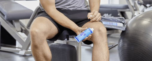 Mann verwendet K&uuml;hlspray zur schnellen Hautk&uuml;hlung bei Prellung