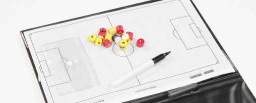 Taktikmappe online kaufen bei Kübler Sport Fußballtrainer nutzt eine Taktikmappe mit Lehrtafel für die Spielanalyse am Spielfeldrand in der Anlagenausstattung