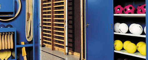 Sportgeräteschrank online kaufen für Anlagenausstattung und Sportanlagen Geräumiger Sportgeräteschrank mit Flügeltüren für die strukturierte Aufbewahrung von Sportgeräten in Sporthallen