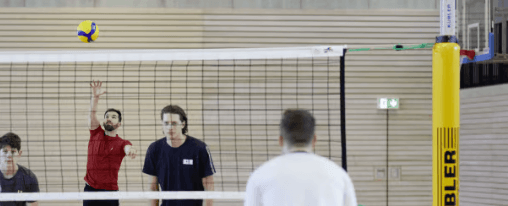 Säulenschutzpolster online kaufen bei Kübler Sport Säulenschutzpolster an einem Hallenpfosten, zuverlässiger Schutz für Sporthallen in der Anlagenausstattung