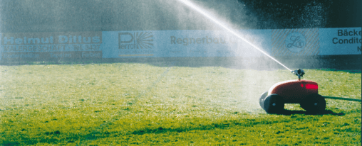 Sportplatzbewässerung kaufen im Kübler Sport Onlineshop Moderne Sportplatzbewässerung mit Versenkregnern auf einem gepflegten Fußballplatz für Anlagenausstattung