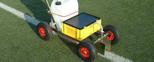 Alt-Tag: Markierwagen zur pr&auml;zisen Sportplatzmarkierung auf Fu&szlig;ballplatz mit F&uuml;hrungsholm und robustem Beh&auml;lter f&uuml;r Anlagenausstattung