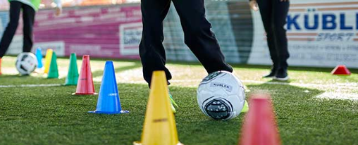 Fußbälle online kaufen im Kübler Sport Onlineshop Verschiedene Fußbälle in unterschiedlichen Größen und Farben für Training, Spiel und Freizeit auf dem Spielfeld