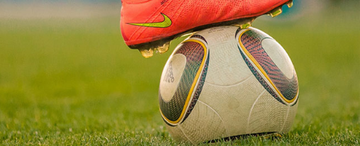 Spielball Fußball online kaufen im Kübler Sport Onlineshop Verschiedene Spielbälle Fußball in hochwertiger Ausführung für Training und Wettkampf auf grünem Rasen