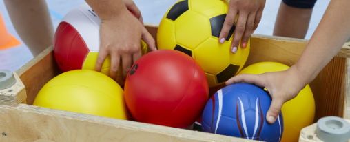 Verschiedene Schaumstoffbälle für Sport, Therapie und Spiel im Kübler Sport Onlineshop