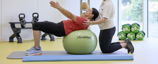 Gr&uuml;ner, gelber, roter, blauer Gymnastikball nebeneinander angeordnet