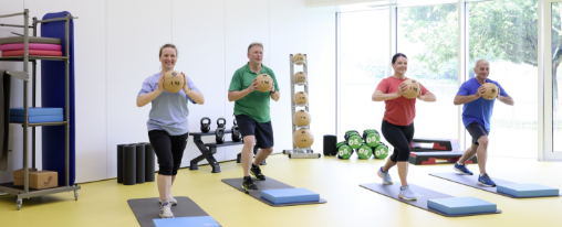 Verschiedene Medizinbälle aus Leder in unterschiedlichen Größen und Farben für Training, Schule und Verein