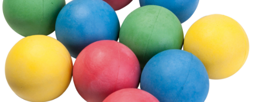 Verschiedene Moosgummibälle in leuchtenden Farben für Schule, Sport und Spielspaß auf einem Tisch