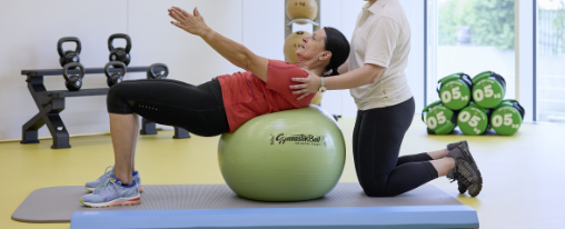 Sitzball im Kübler Sport Onlineshop kaufen Mehrere hochwertige Sitzbälle in verschiedenen Farben als flexible Sitzgelegenheit im Büro und Alltag
