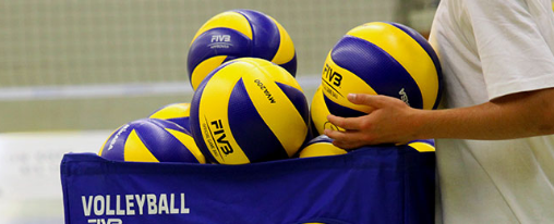 Trainingsbälle Volleyball im Kübler Sport Onlineshop kaufen Verschiedene Trainingsbälle Volleyball in unterschiedlichen Größen und Farben auf einem Volleyballfeld