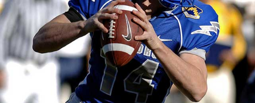 Football Bälle online kaufen im Kübler Sport Onlineshop Mehrere hochwertige Football Bälle in verschiedenen Größen und Designs auf einem Spielfeld – optimal für Training, Wettkampf und Freizeit
