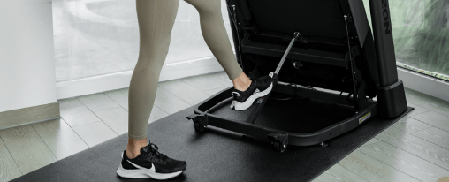 Klappbares Laufband f&uuml;r das Ausdauertraining zu Hause im Fitnessbereich