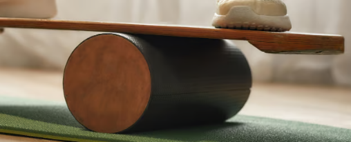 Balance Board kaufen im Kübler Sport Onlineshop Sportler trainiert auf einem Balance Board zur Verbesserung von Gleichgewicht, Stabilität und Koordination