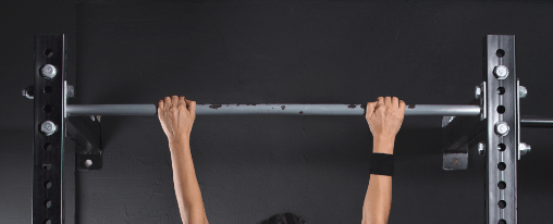 Fitnessbegeisterte trainieren mit einer Klimmzugstange Indoor für gezielten Muskelaufbau und Ganzkörpertraining in den eigenen vier Wänden