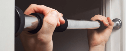 Fitnessgerechte Klimmzugstange mit Schaumstoffgriffen im Türrahmen, ideal für Zuhause und Studio