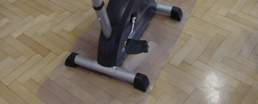 Eine Bodenschutzmatte sch&uuml;tzt den Fitnessboden sowie die Fitnessger&auml;te beim Sport vor Abnutzung und Ger&auml;uschen