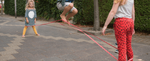 Gummitwist online kaufen: Hüpfspiele für Freizeit & Schule im Kübler Sport Onlineshop Kinder und Erwachsene spielen mit buntem Gummitwist als Bewegungsspiel im Freien – ideal für Freizeit, Schule und Pausen