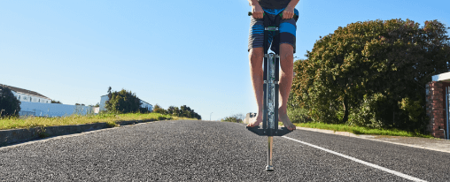 Pogo Stick kaufen: Freizeitspaß für Jung und Alt im Kübler Sport Onlineshop Kinder und Erwachsene hüpfen gemeinsam mit Pogo Sticks im Freien und erleben aktiven Freizeitspaß