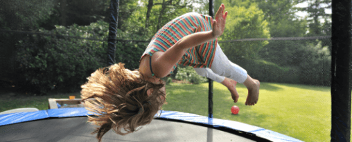 Kindertrampoline als Freizeitspiel im Kübler Sport Onlineshop kaufen Kinder spielen und hüpfen auf einem sicheren Kindertrampolin im Garten