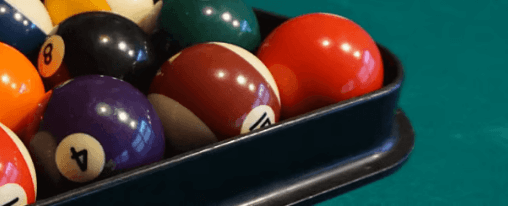 Billard Zubehör online kaufen: Freizeitspiele bei Kübler Sport Verschiedene Billard Zubehör Produkte für Freizeitspieler am Billardtisch im Einsatz