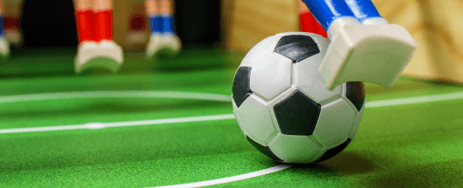 Kickerbälle online kaufen für Freizeitspiele im Kübler Sport Onlineshop Verschiedene Kickerbälle für Freizeitspiele auf einem Tischkicker