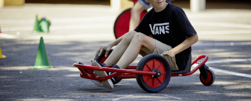 Kinderfahrzeug online kaufen: Große Auswahl für Freizeitspiele im Kübler Sport Onlineshop Verschiedene Kinderfahrzeuge für Freizeitspiele, draußen genutzt von Kindern unterschiedlichen Alters