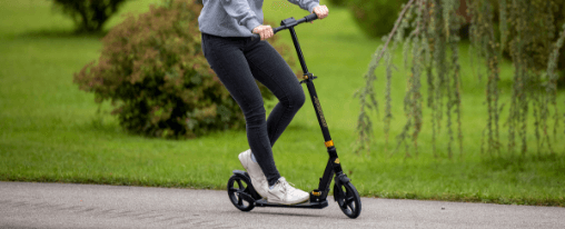 Scooter Roller für Freizeitspiele online kaufen Kinder und Jugendliche nutzen Roller Scooter beim Freizeitspiel auf dem Spielplatz