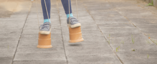 Stelzen für Kinder – Gleichgewicht und Bewegung im Garten Stelzenlaufen im Freien – klassisches Outdoor-Spiel für Kinder