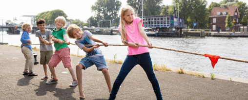 Kinder ziehen am Tau Seil f&uuml;r Freizeitspiele beim Tauziehen im Freien