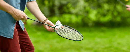 Federball online kaufen – Freizeitspaß und Rückschlagspiele im Kübler Sport Onlineshop Personen spielen federball gemeinsam im Freien mit Federballschlägern und Federbällen – ideales Freizeitspiel für Erwachsene und Kinder