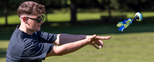 Indiaca online kaufen – Spielspaß, Teamgeist & Bewegung für Freizeitspiele im Kübler Sport Onlineshop Fröhliche Freizeitspieler beim Indiaca Spiel im Park – gemeinsamer Spaß und Bewegung mit Indiaca für Teams und Familien