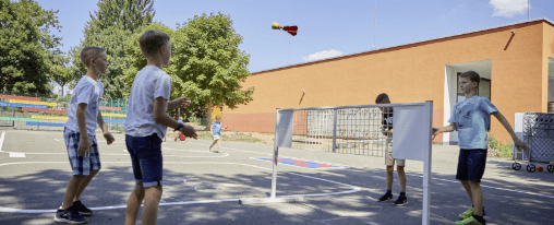 Rückschlagspiele online kaufen – große Auswahl für Freizeitspiele im Kübler Sport Onlineshop Schüler spielen mit verschiedene Rückschlagspielen auf dem Pausenhof für Freizeitspaß und alle Altersgruppen