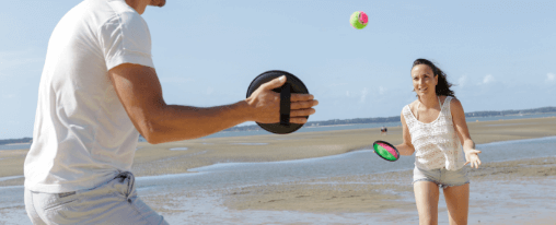 Klettballspiel online kaufen: Freizeitspaß im Kübler Sport Onlineshop Kinder und Erwachsene spielen Klettballspiel gemeinsam im Garten – ideales Freizeitspiel für draußen