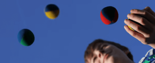 Jonglierbälle online kaufen – große Auswahl für Freizeitspiele im Kübler Sport Onlineshop Verschiedene bunte Jonglierbälle für Freizeitspiele, geeignet für Kinder, Erwachsene und Gruppen