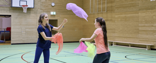 Jongliertücher online kaufen für Freizeitspiele im Kübler Sport Onlineshop Mehrere farbige Jongliertücher für Freizeitspiele, gruppiert auf einer hellen Oberfläche