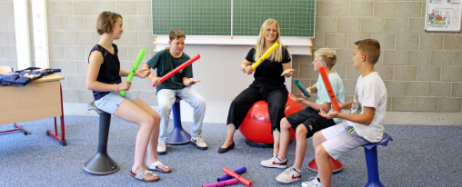 Rhythmische Instrumente online kaufen bei Kübler Sport Rhythmische Instrumente für Gymnastik, Gruppenaktivitäten und Musikstunden auf einer Turnmatte
