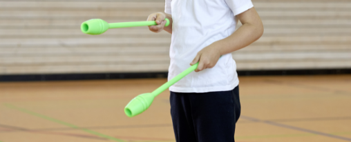 RSG Keulen online kaufen bei Kübler Sport Gymnastinnen mit RSG Keulen beim Training in der Halle