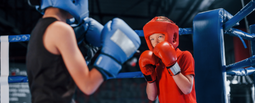Boxhandschuhe auf einer Trainingsmatte f&uuml;r Kampfsportler im Einsatz