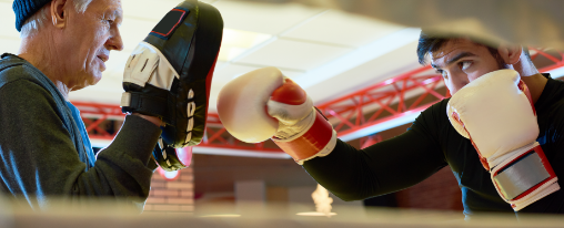 Handpratzen f&uuml;r Kampfsporttraining auf wei&szlig;em Hintergrund, geeignet f&uuml;r Boxen, Kickboxen und MMA