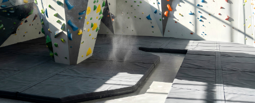Bouldermatte online kaufen bei Kübler Sport Großflächige Bouldermatte als Fallschutz für Kletterhallen und Boulderbereiche