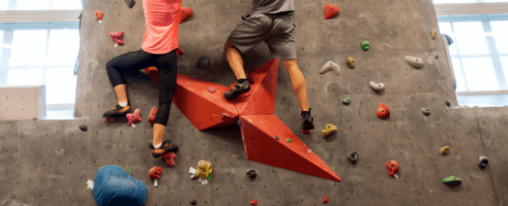 Klettervolumen online kaufen im Kübler Sport Onlineshop Mehrere Klettervolumen aus Holz und Kunststoff an abwechslungsreich gestalteten Kletterwänden in einer modernen Kletterhalle