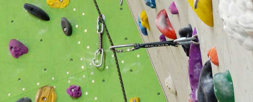 Kletterwandzubehör online kaufen im Kübler Sport Onlineshop Kletterwandzubehör mit Klettergriffen, Sicherungselementen und Trainingsmodulen an einer modernen Kletterwand für Training und Vereinsbetrieb