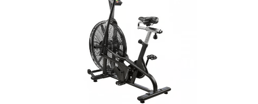 Fitnessbegeisterte trainieren mit einem Assault Fitness Airbike f&uuml;r ein anspruchsvolles Ganzk&ouml;rpertraining