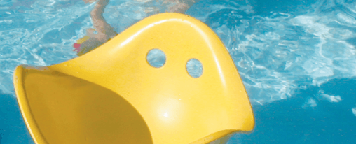 Kinder spielen mit bunten Bilibo Schalen in einer Kindertagesst&auml;tte und balancieren gemeinsam