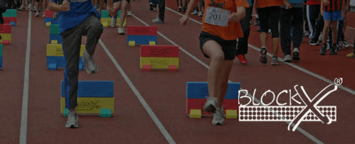 Mehrere farbige BlockX Schaumstoffbl&ouml;cke f&uuml;r das Training im Sportverein aufgereiht