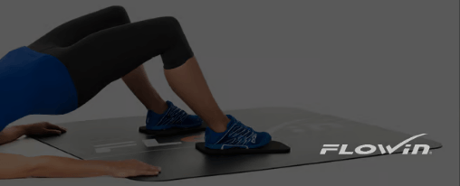 Flowin online kaufen für Sportvereine im Kübler Sport Onlineshop Sportliche Gruppe trainiert gemeinsam mit Flowin Gleitmatten und Pads in einer Turnhalle