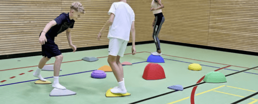 Balanciersteine aus Kunststoff in unterschiedlichen Farben und Formen f&uuml;r Kindergruppen im Bewegungsraum einer Betreuungseinrichtung