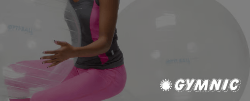 Kinder spielen mit Gymnic-Gymnastikb&auml;llen und Balancepads im Bewegungsraum einer Kita