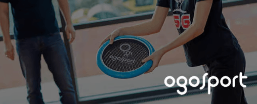 Kinder und Jugendliche spielen mit ogosport-Scheiben und B&auml;llen im Schulsport