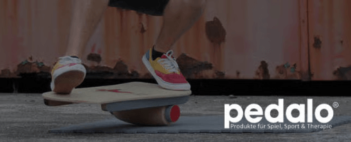 Kinder und Erwachsene nutzen ein Pedalo als Spiel- und Trainingsger&auml;t im Freien